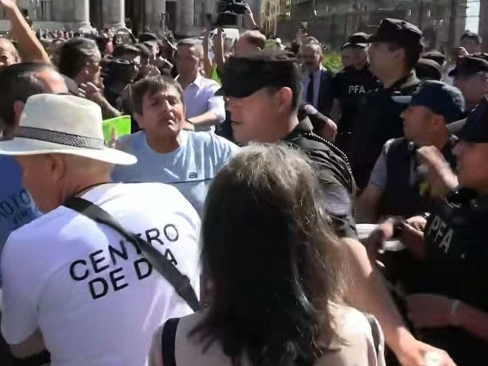 "Está en silla de ruedas, no se puede defender"