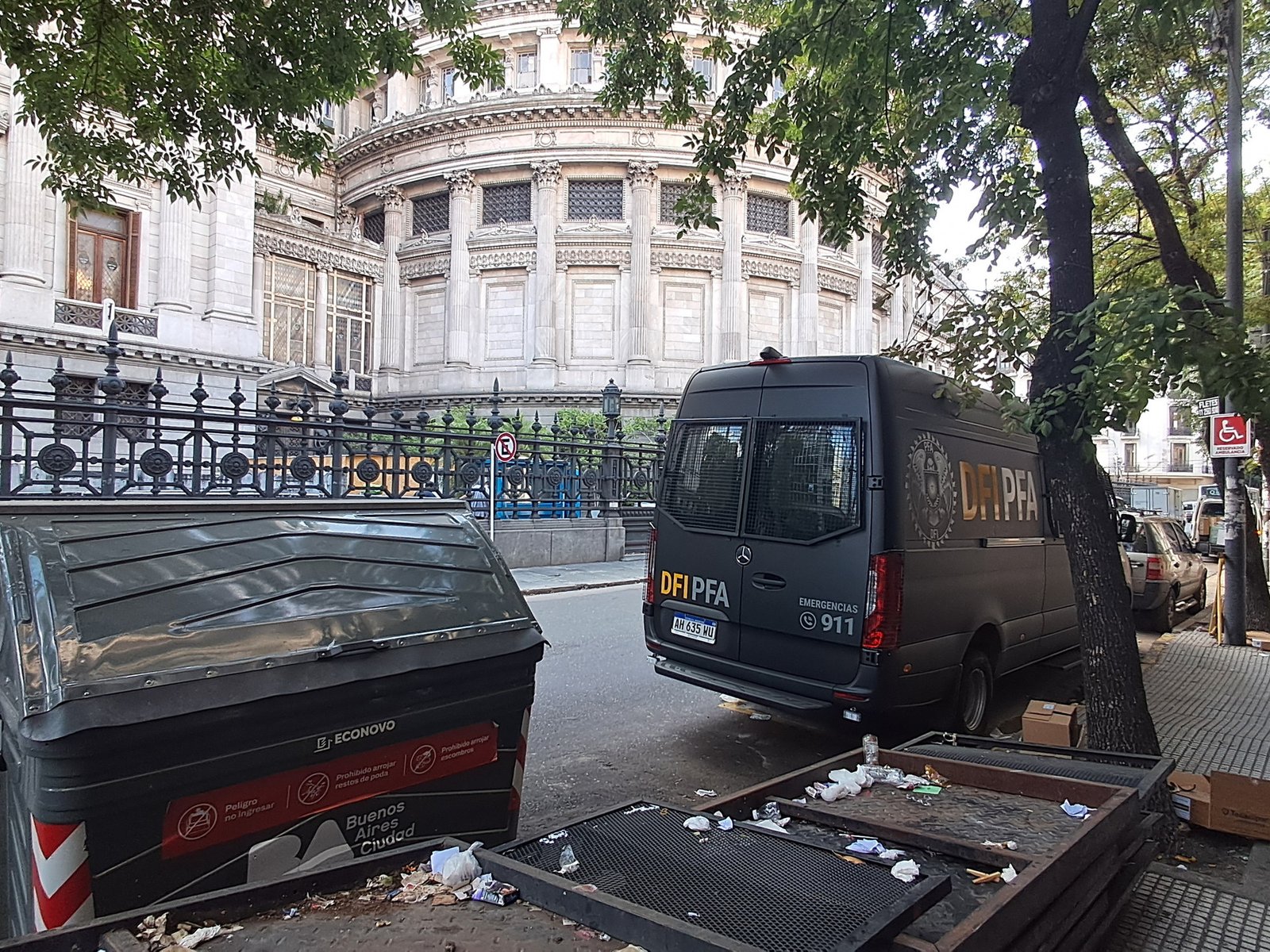 Fuerte operativo policial frente al Congreso por un paquete sospechoso al lado de una cabina de gas