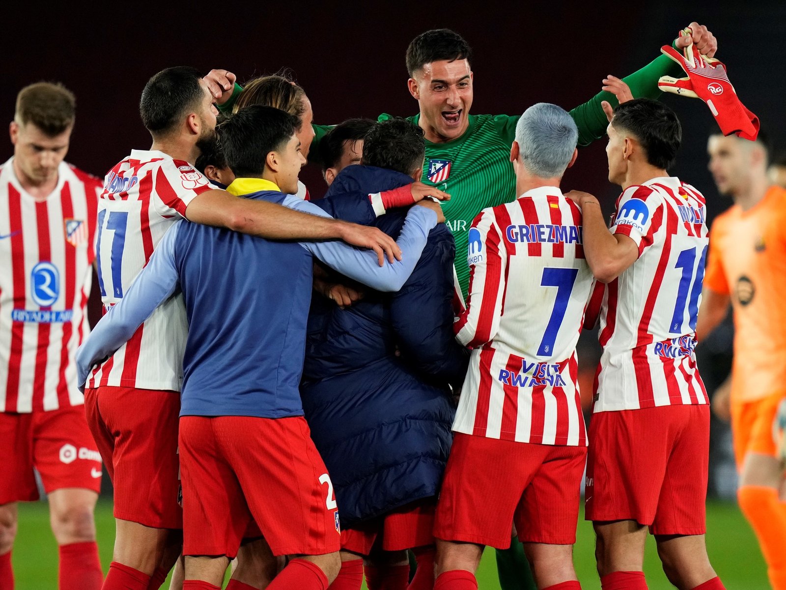 Gracias a un Musso en modo Dibu Martínez, Atlético de Madrid "sólo perdió 3-0" ante Barcelona y es finalista de la Copa del Rey