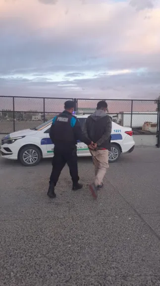 Intentó ocultar diez latas de atún entre sus prendas y lo sorprendieron