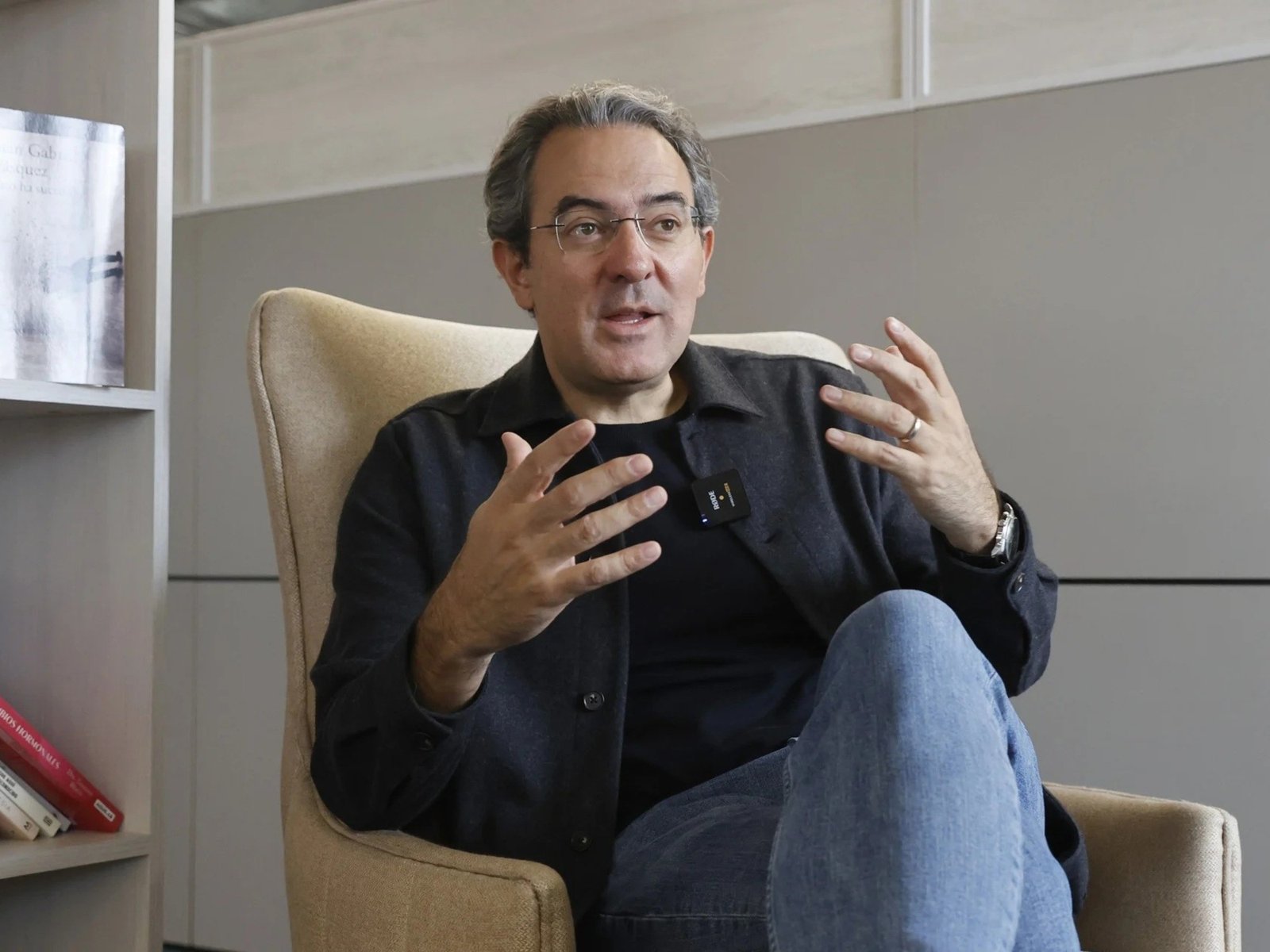 Juan Gabriel Vásquez denuncia el “envenenamiento del clima social”