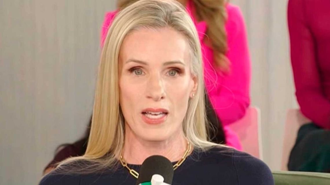 Kristin Cabot rompió el silencio tras la "kiss cam" de Coldplay y apuntó contra su exjefe