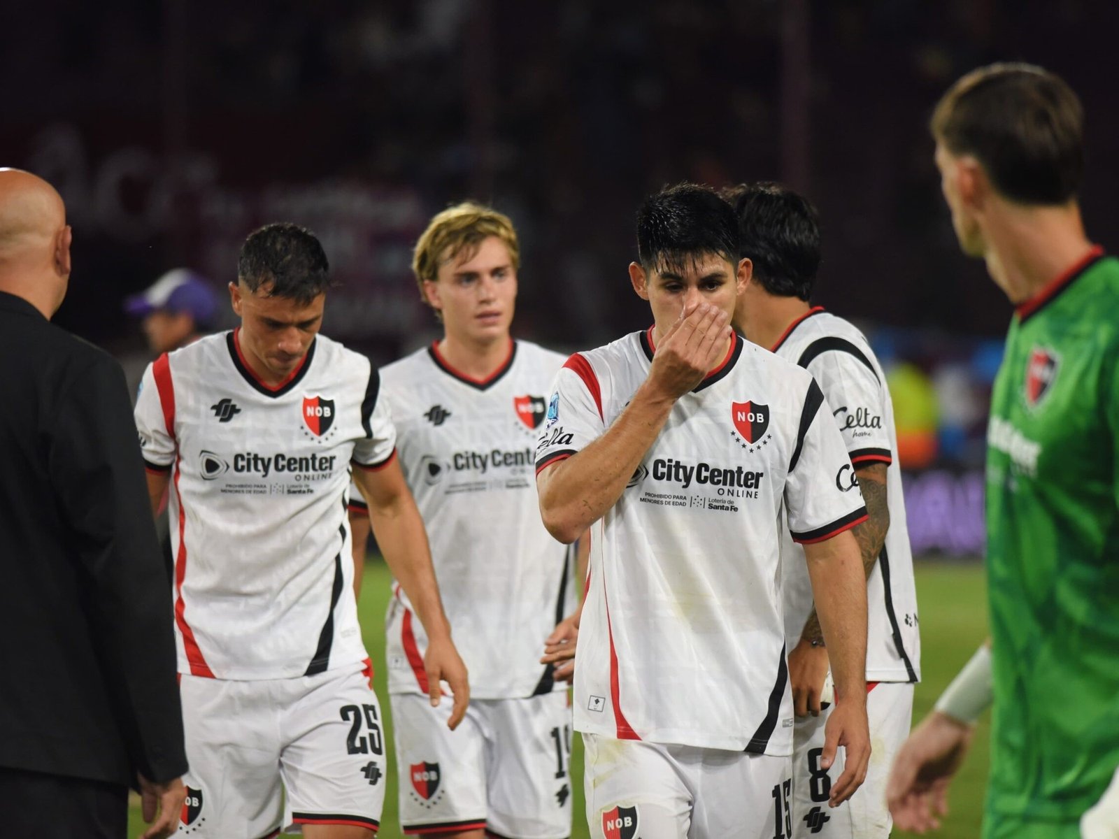 Kudelka dijo "sentir vergüenza" y Sensini renunció a la medianoche