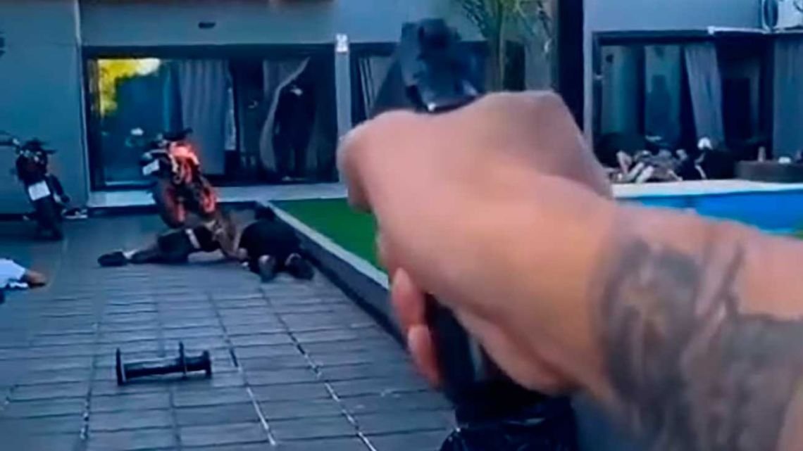 La Policía buscaba a una banda de autos robados y terminó a los tiros en una quinta