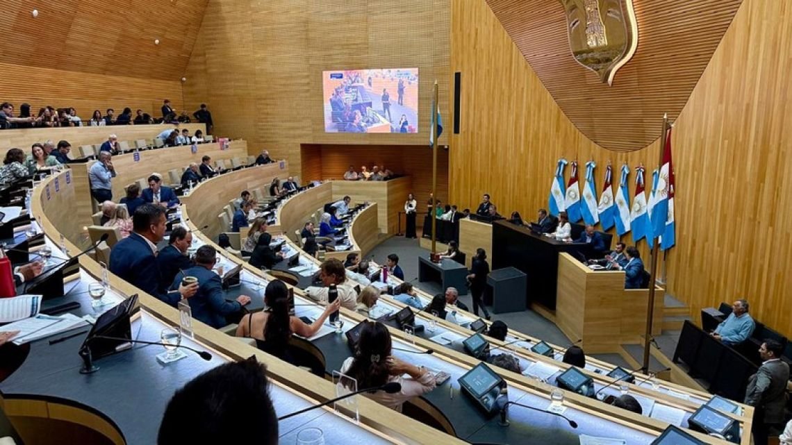 La oposición reclama a Llaryora por la transparencia y fogonea reformas clave