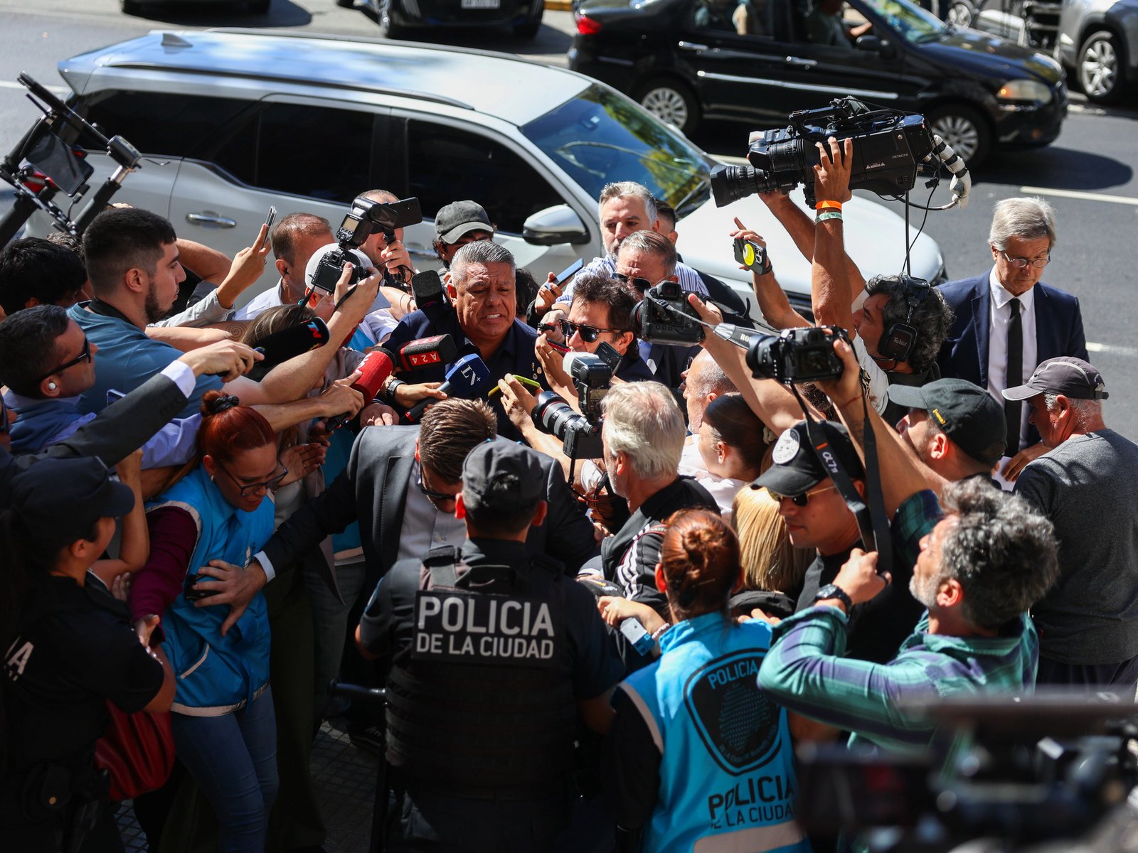 La tumultuosa llegada de Chiqui Tapia a Tribunales :: Olé