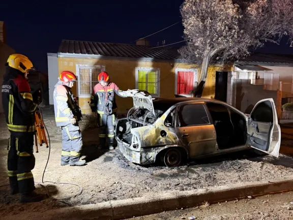 Madrugada de incendios vehiculares en distintos sectores de Rawson