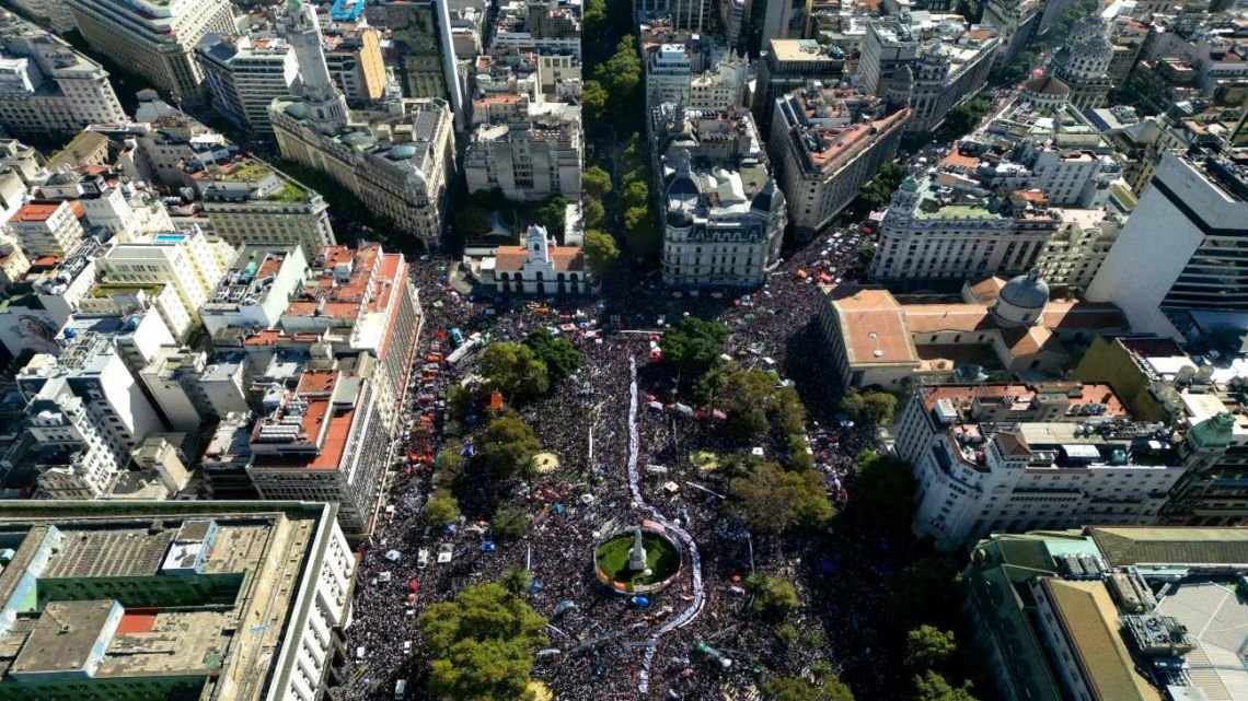 “Nos robaron como un botín de guerra”: una multitud colma Plaza de Mayo a 50 años del Golpe