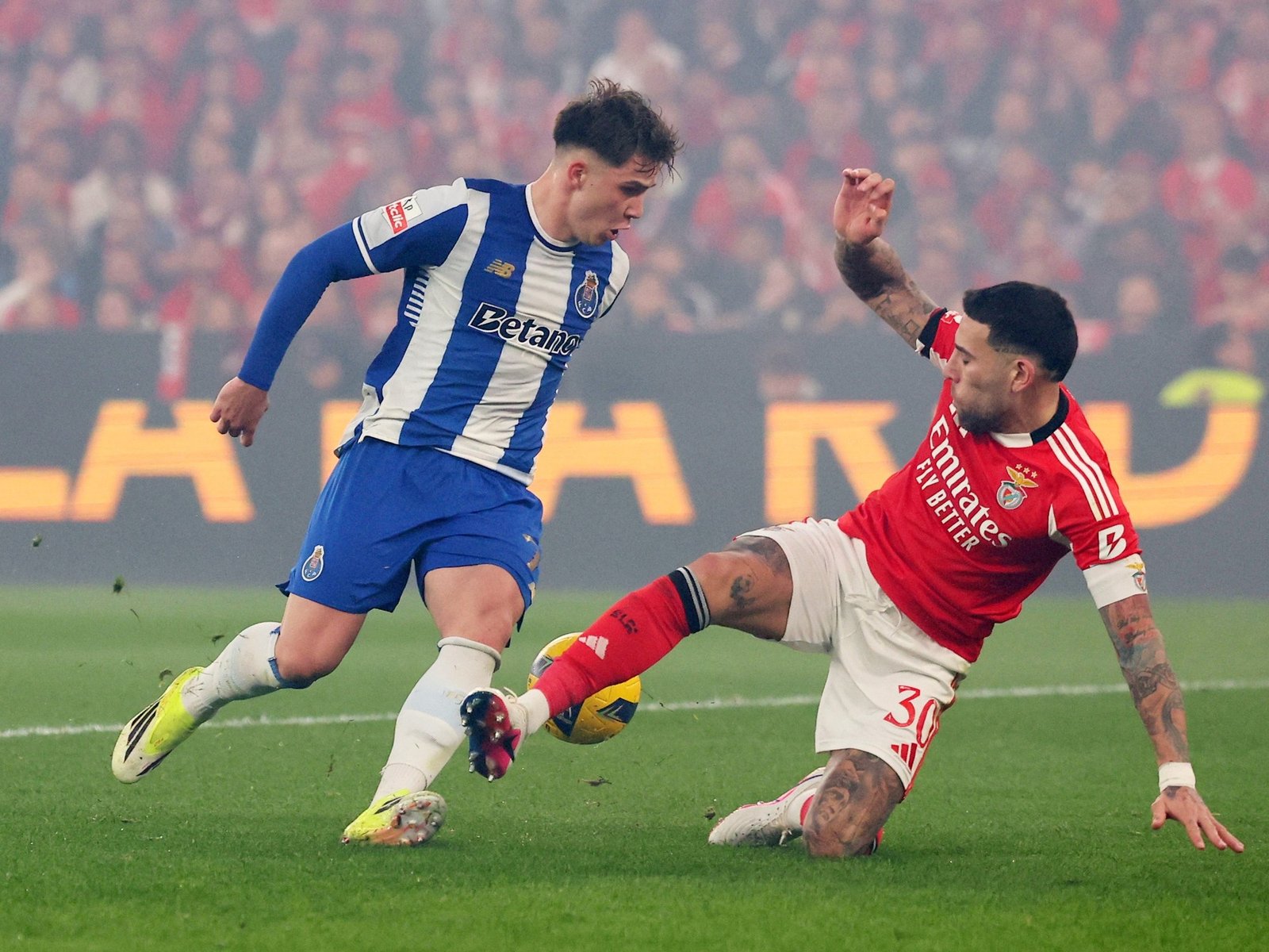 Oskar Pietuszewski, el fenómeno polaco de 17 años que dejó tirado a Otamendi y metió un golazo en el clásico de Benfica vs Porto