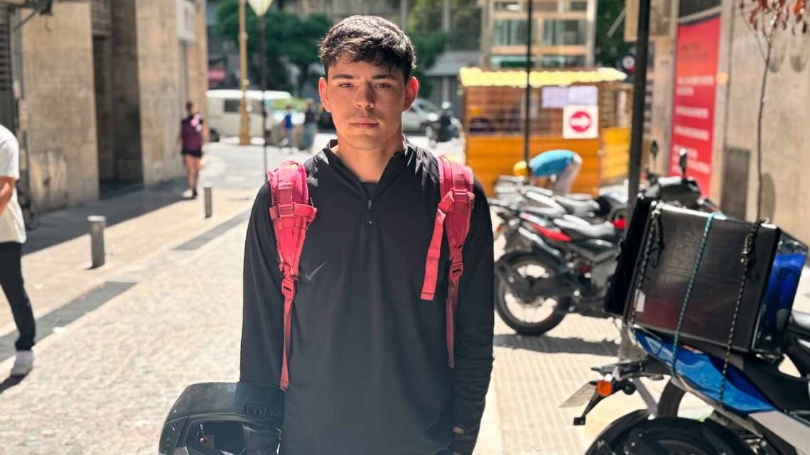 Pedalear hasta 18 horas, el algoritmo como jefe "tirano", y la amenaza del bloqueo: el trabajo de las apps, marca de una época dura