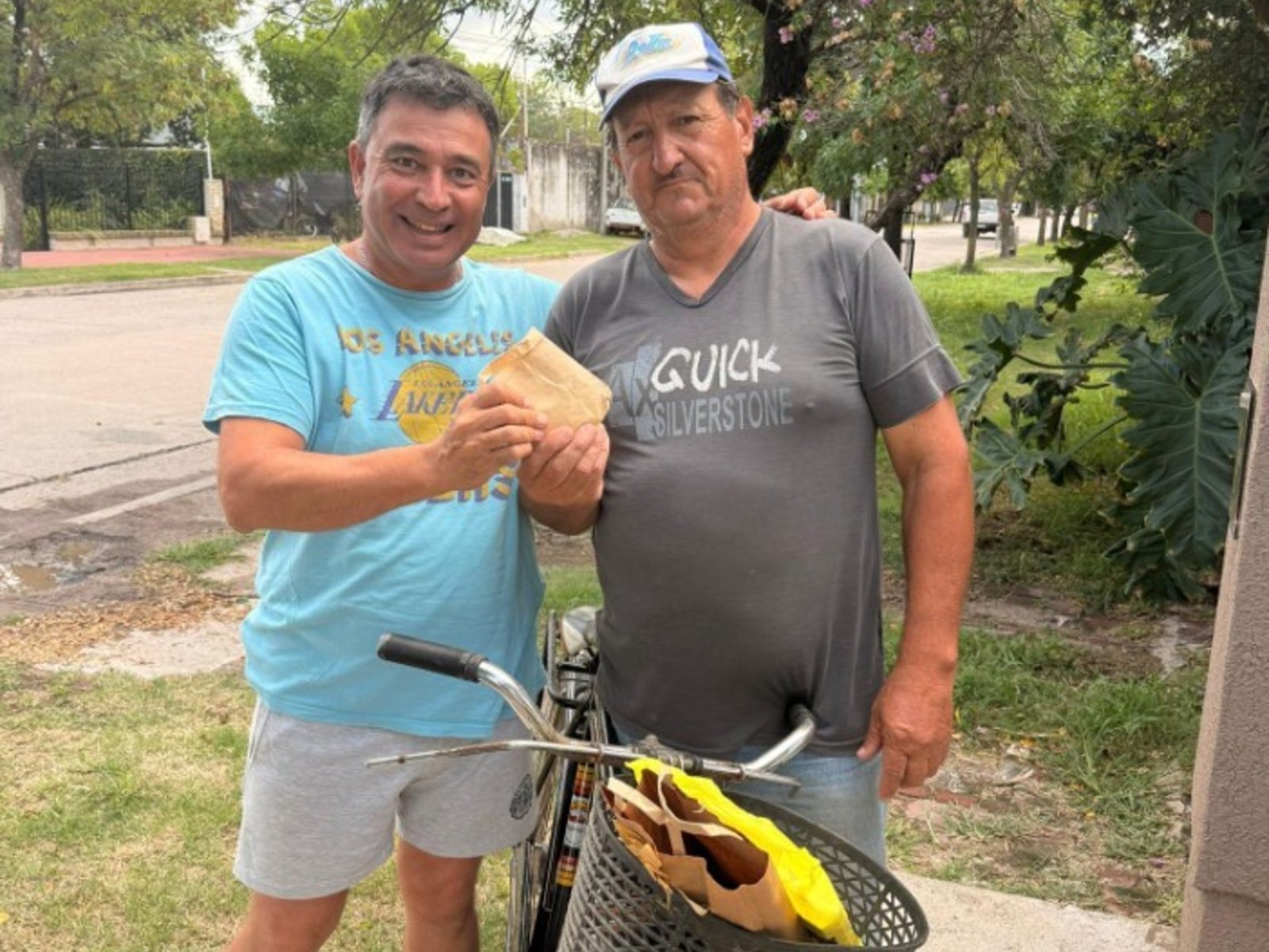 Perdió un sobre con dólares y un empleado municipal se lo devolvió intacto