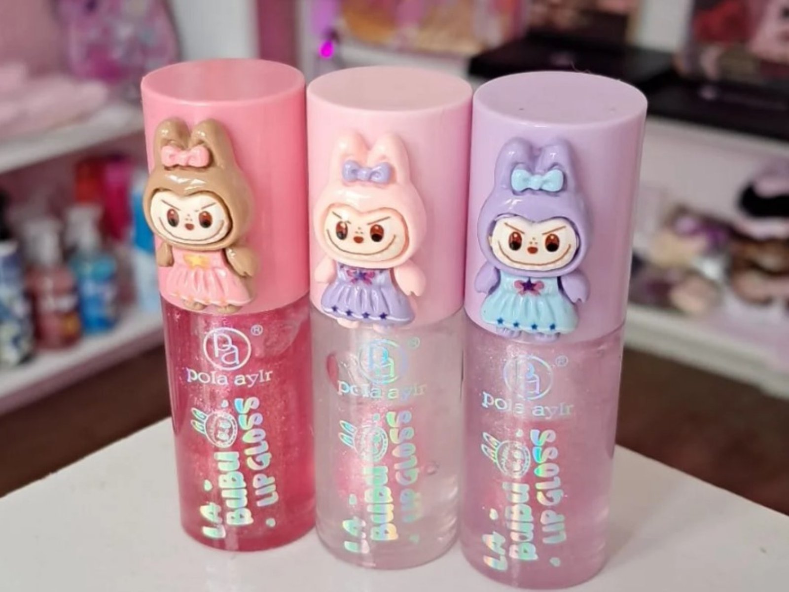 Prohíben brillos y lápices labiales infantiles, tratamientos capilares y un medicamento