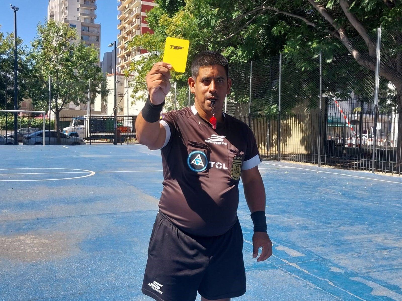 Quién es el "árbitro de Villa Urquiza" que se viralizó cuando dirigía el tránsito y cuál es su gran sueño