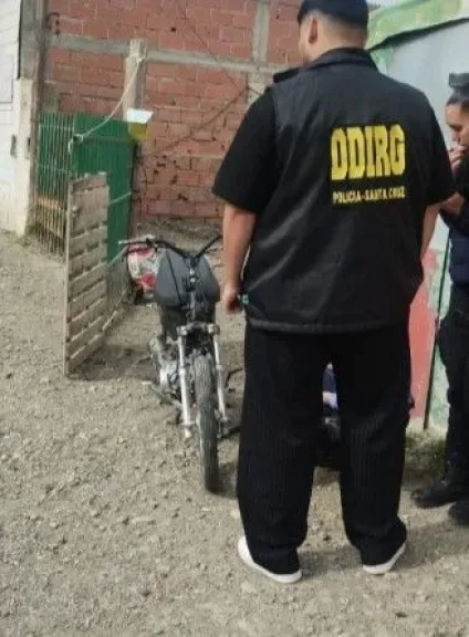 Río Gallegos: recuperaron una moto robada que un vecino estaba desarmando en su casa