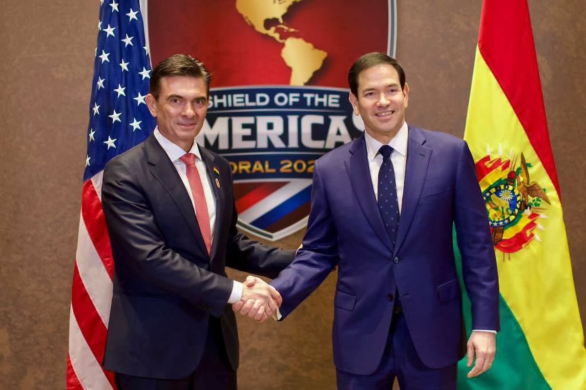 Rodrigo Paz recupera en Washington un crucifijo que su padre entregó a Bush y sella así el deshielo con Estados Unidos