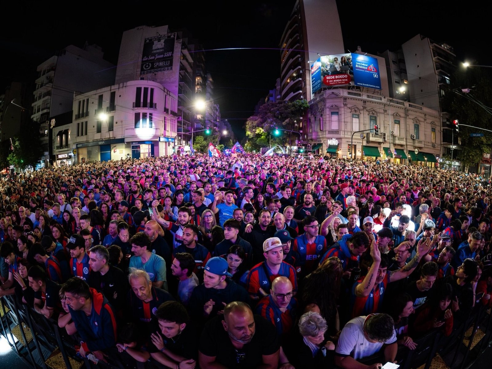 San Lorenzo presentó su nueva camiseta ante una multitud de hinchas :: Olé