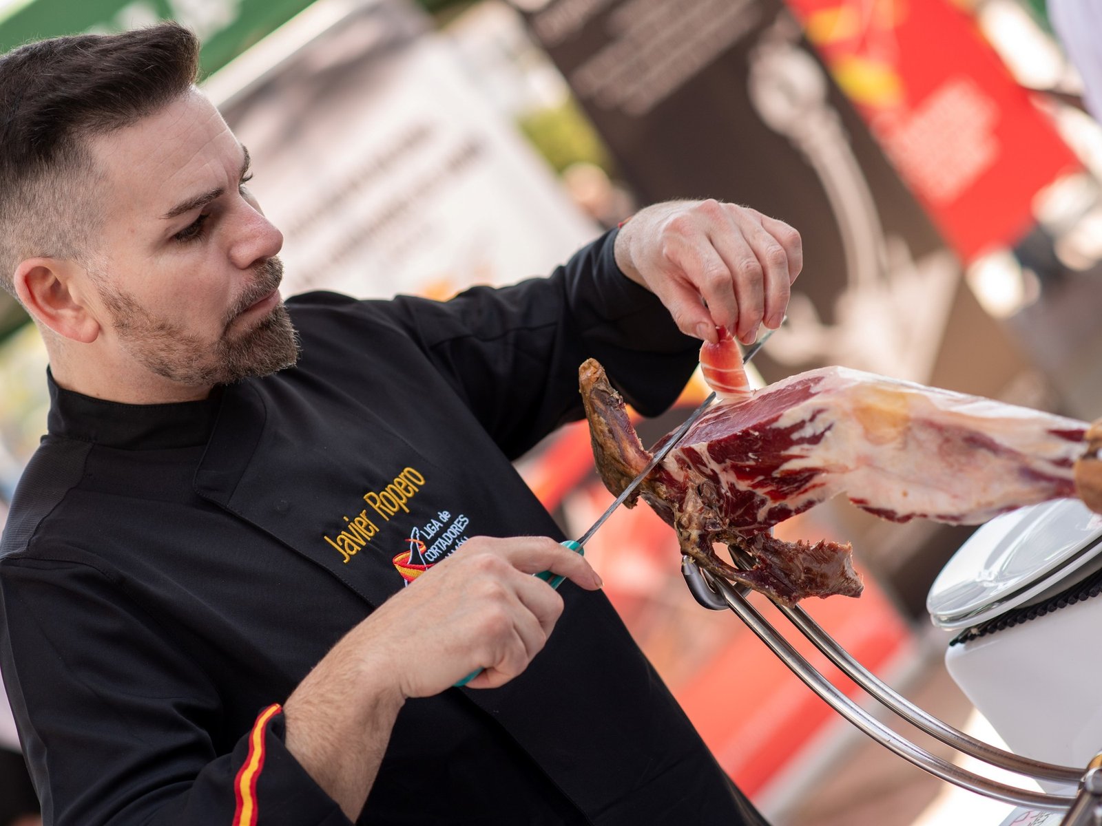 Se fue del país durante la crisis de 2001 y ahora ganó el concurso de mejor cortador de jamón de España