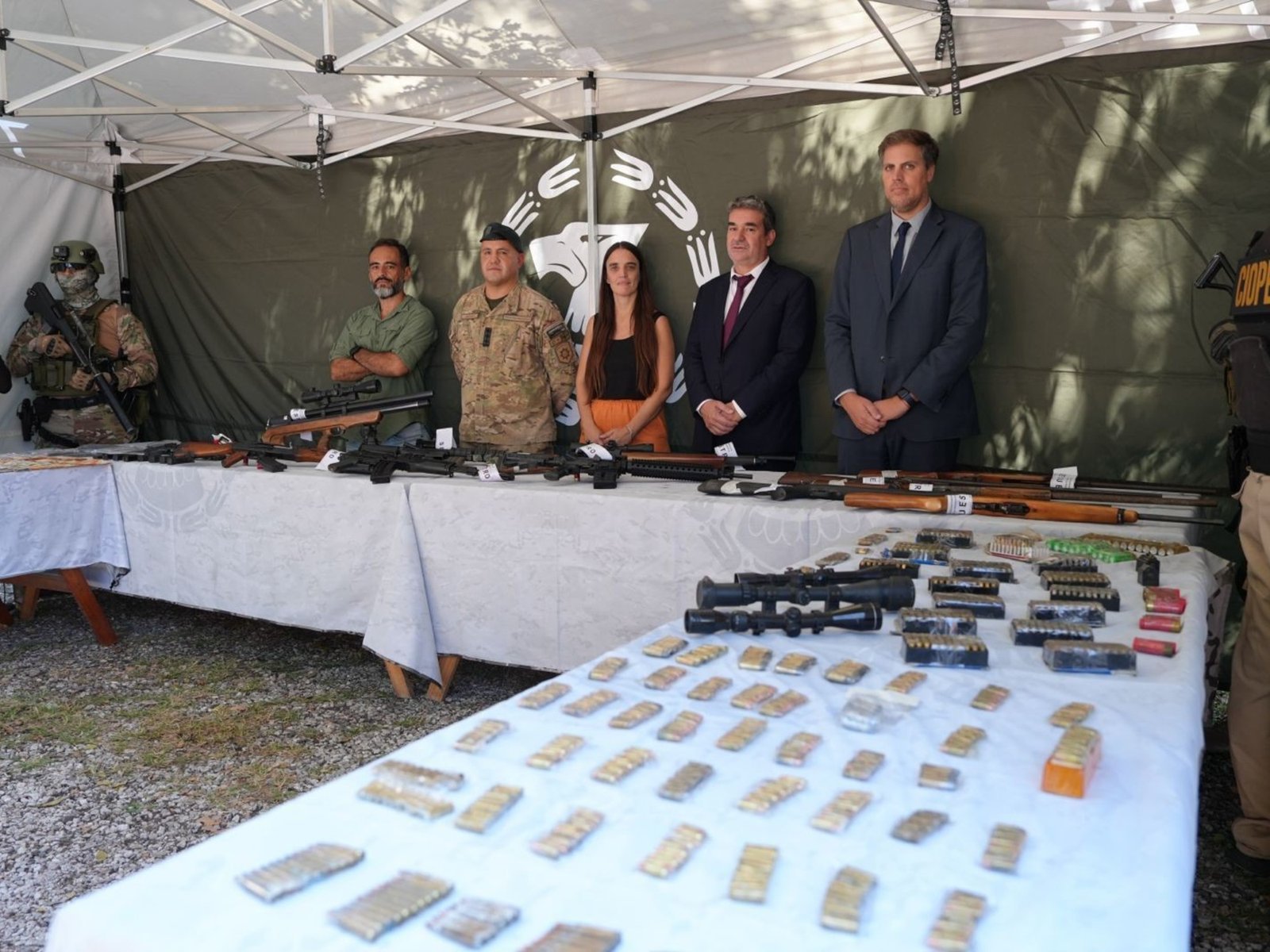 Secuestraron un arsenal enterrado en barriles durante tres allanamientos en Santa Fe