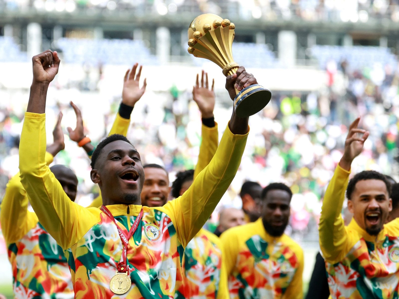 Senegal desafió a todos y paseó en París el trofeo de la Copa Africana de Naciones que decidieron sacarle y dárselo a Marruecos