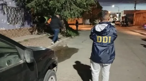Tiroteo en una casa de Caleta Olivia: hallaron armas y tonfas policiales en allanamientos