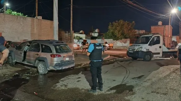 Trelew: robó un auto en marcha, lo chocó contra una casa y escapó