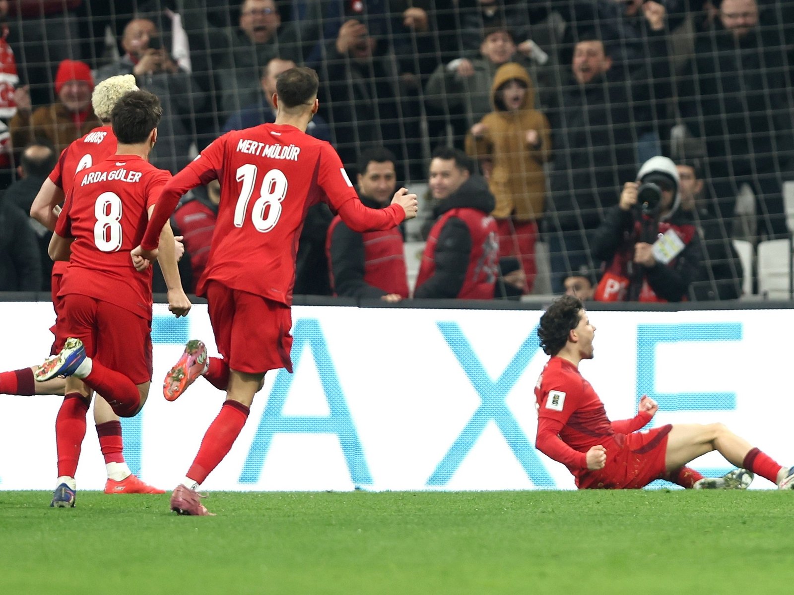 Turquía venció a Rumania y le falta un paso más para llegar al Mundial