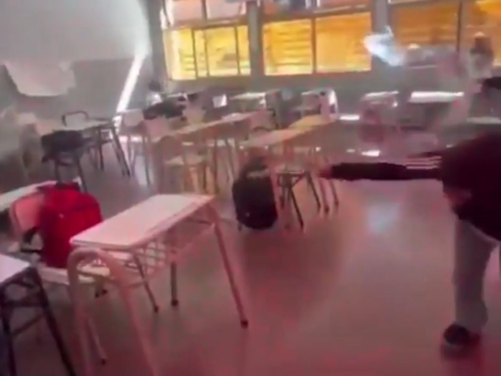 Un grupo de alumnos armó una "batalla" de bengalas dentro del aula en Catamarca