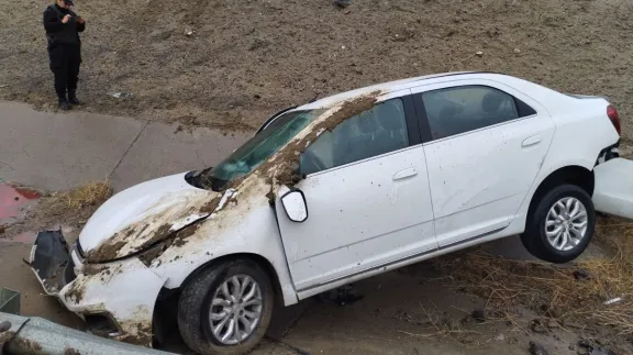 Un vehículo terminó dentro de un canal en la zona del Cenotafio