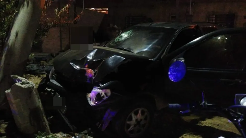 Una adolescente evadió un control y chocó tras una persecución