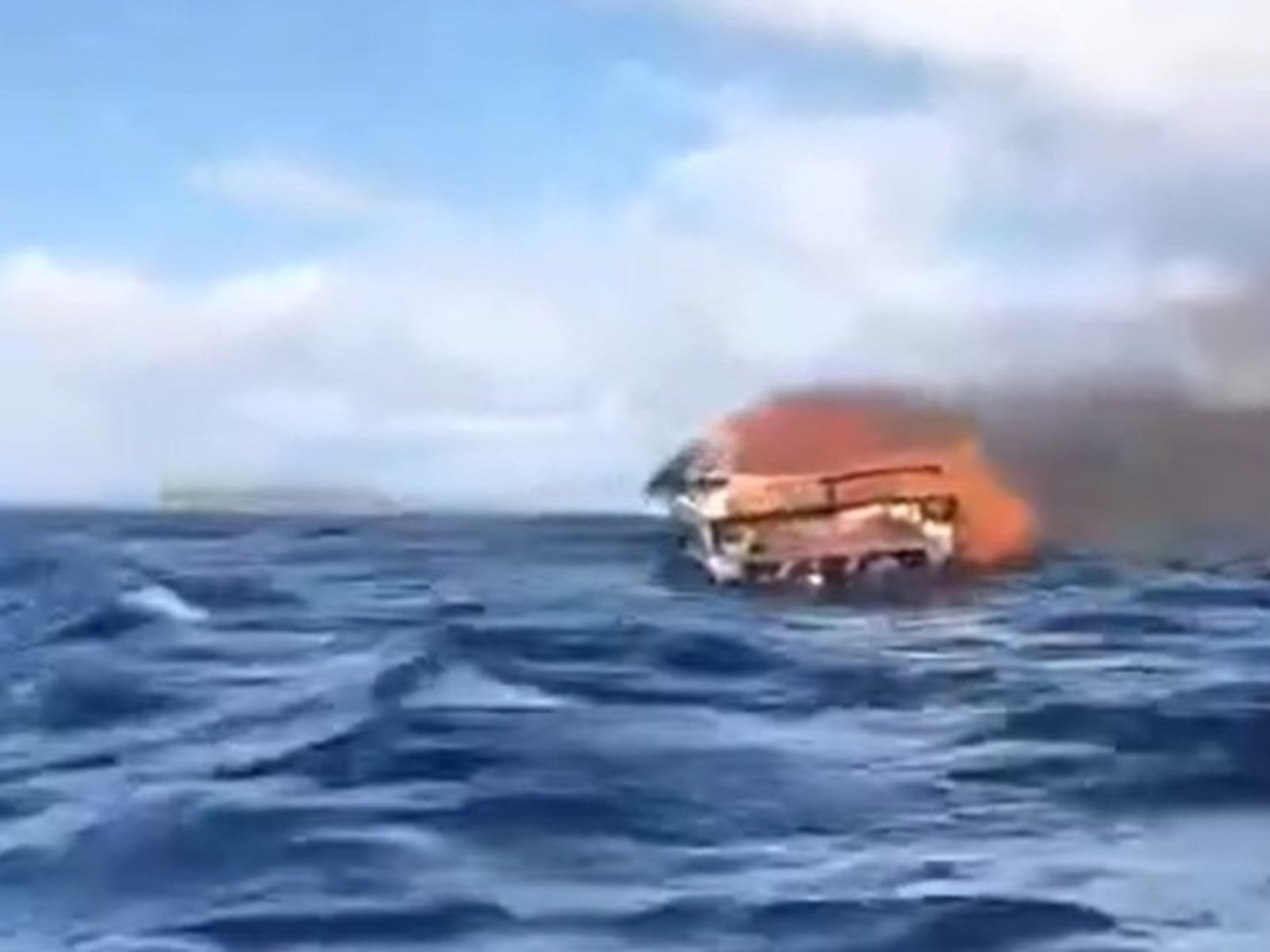 Una lancha se incendió en medio del Lago Nahuel Huapi y su conductor se salvó al tirarse al agua