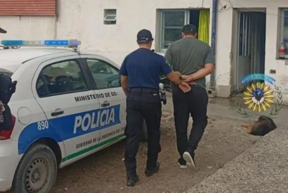 Utilizaba posnet para estafas bancarias y fue capturado en un natatorio