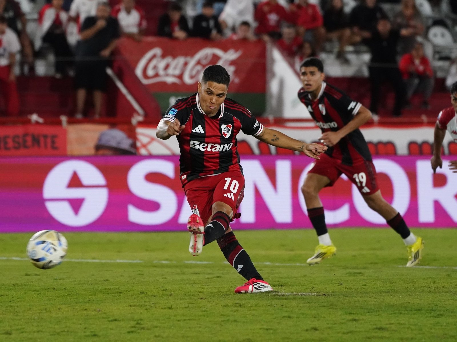 Video: Quintero entró y erró el penal para River vs. Huracán :: Olé