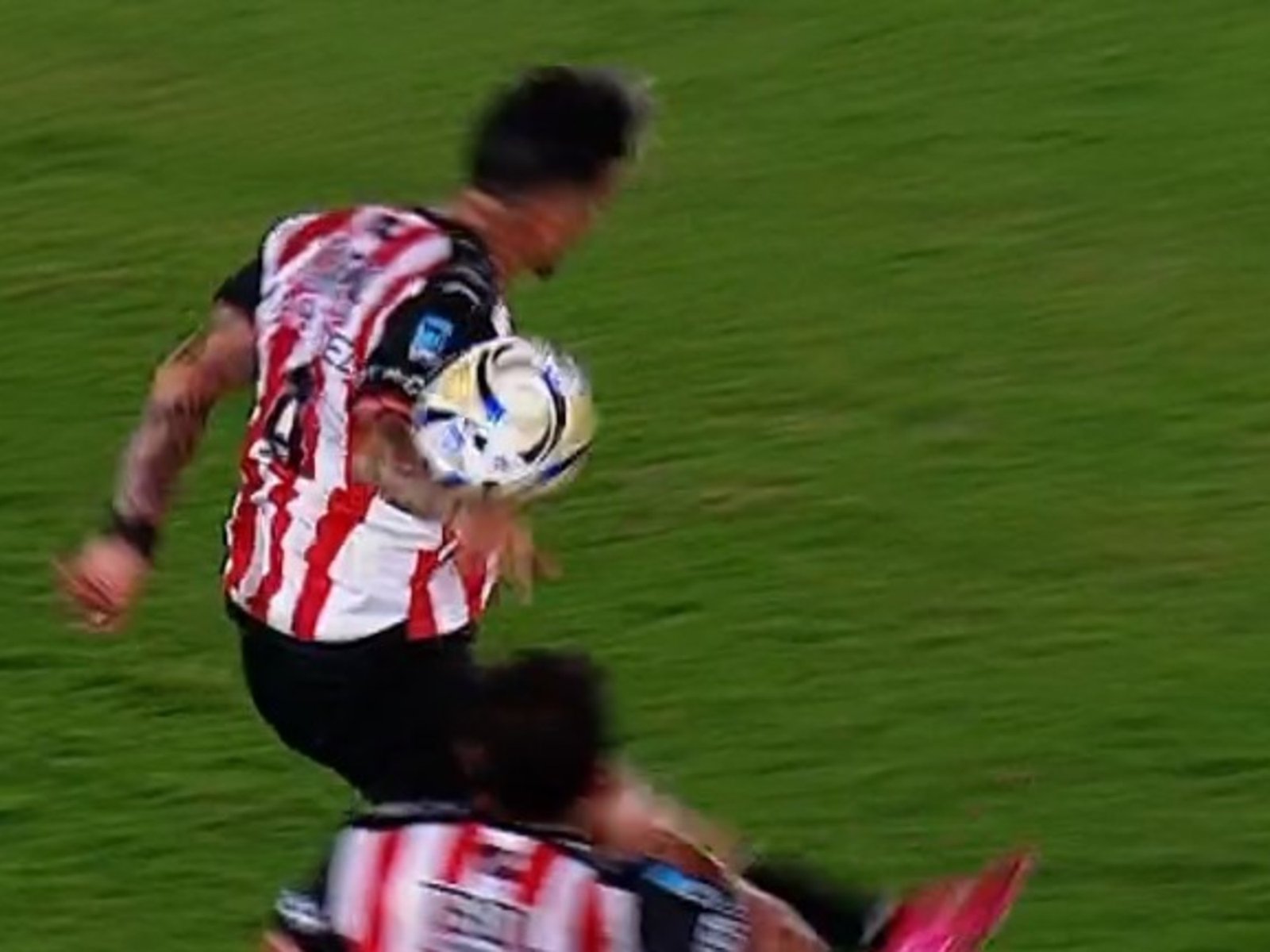 Video: era claro penal para Huracán contra Barracas y no lo cobraron :: Olé