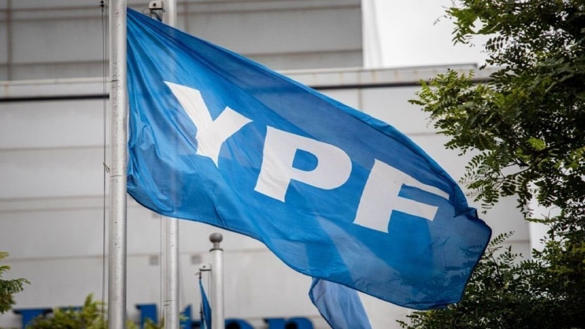 YPF lidera el MERVAL tras fallo clave y el petróleo en alza