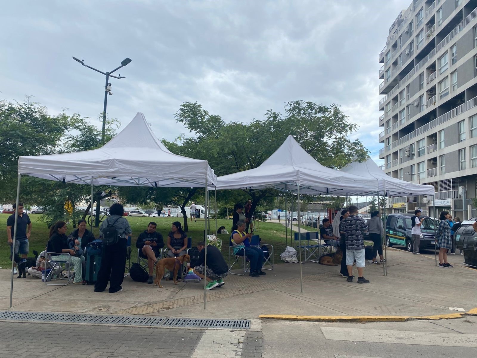 angustia y dudas de los evacuados por el derrumbe en el barrio Estación Buenos Aires