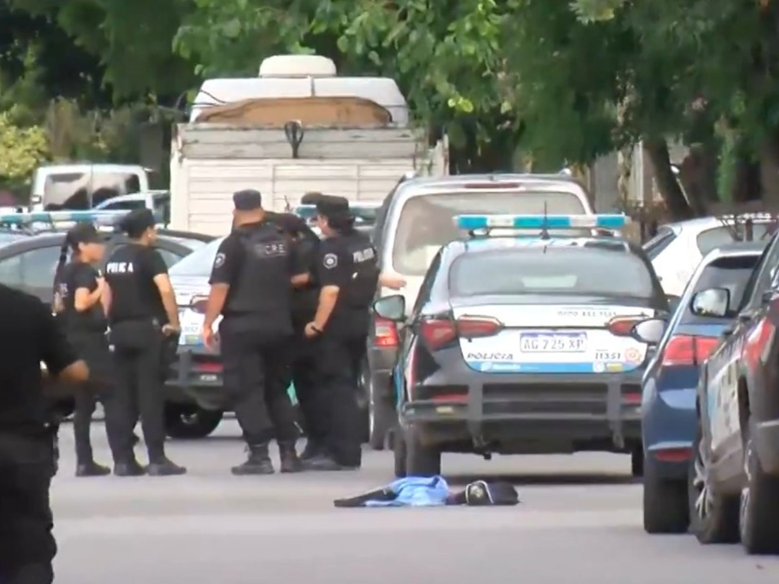 balean a un policía y para escapar robaron una patrulla