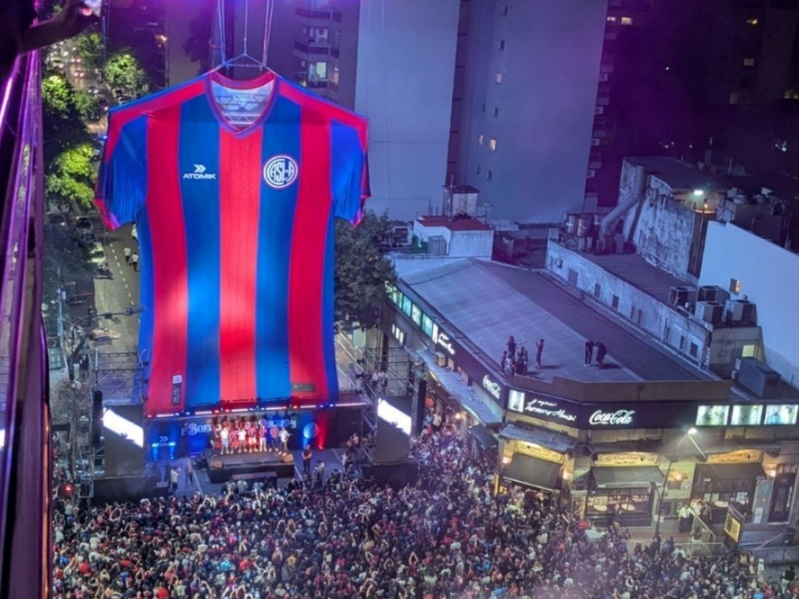 desplegó una versión gigante del flamante diseño en pleno San Juan y Boedo