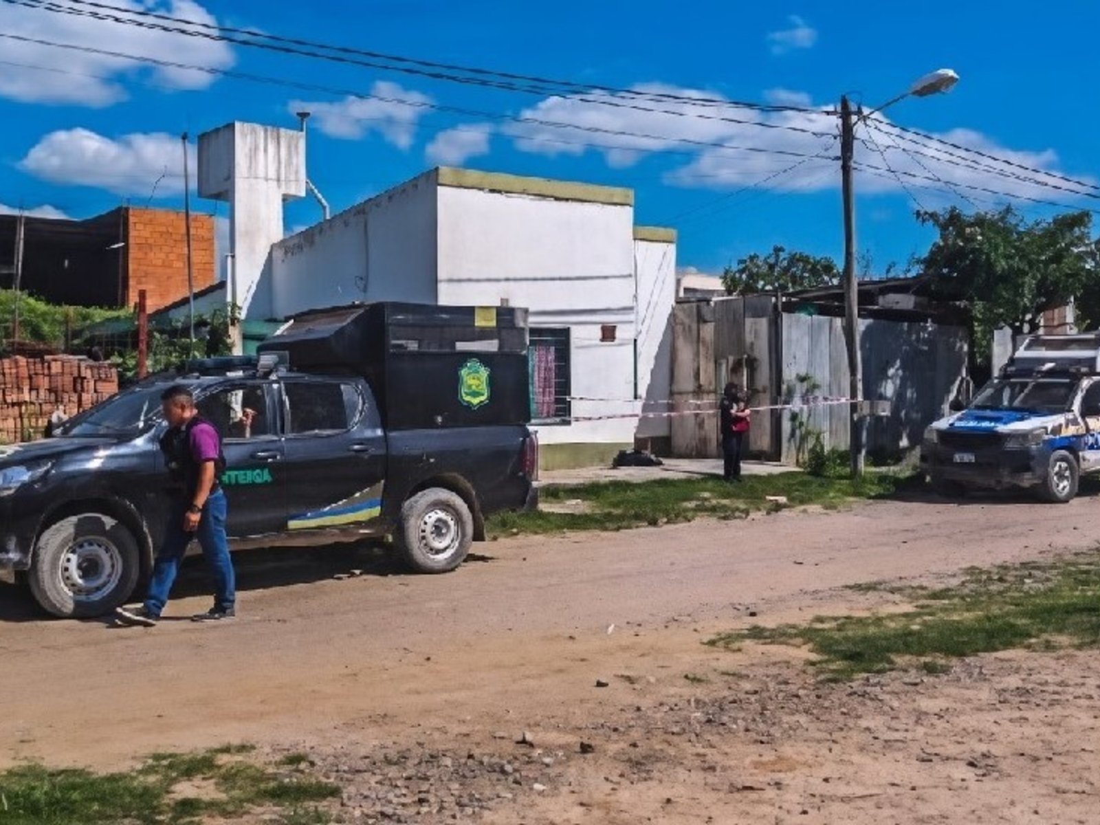 dos hermanos encontraron a su madre muerta y a su pareja ahorcada y sospechan que se trataría de un femicidio