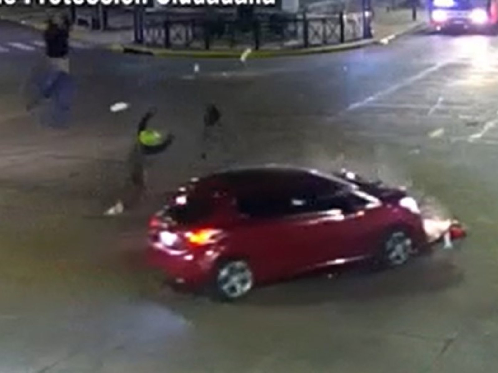 dos motociclistas salieron volando por el aire tras chocar con un auto por cruzar en rojo