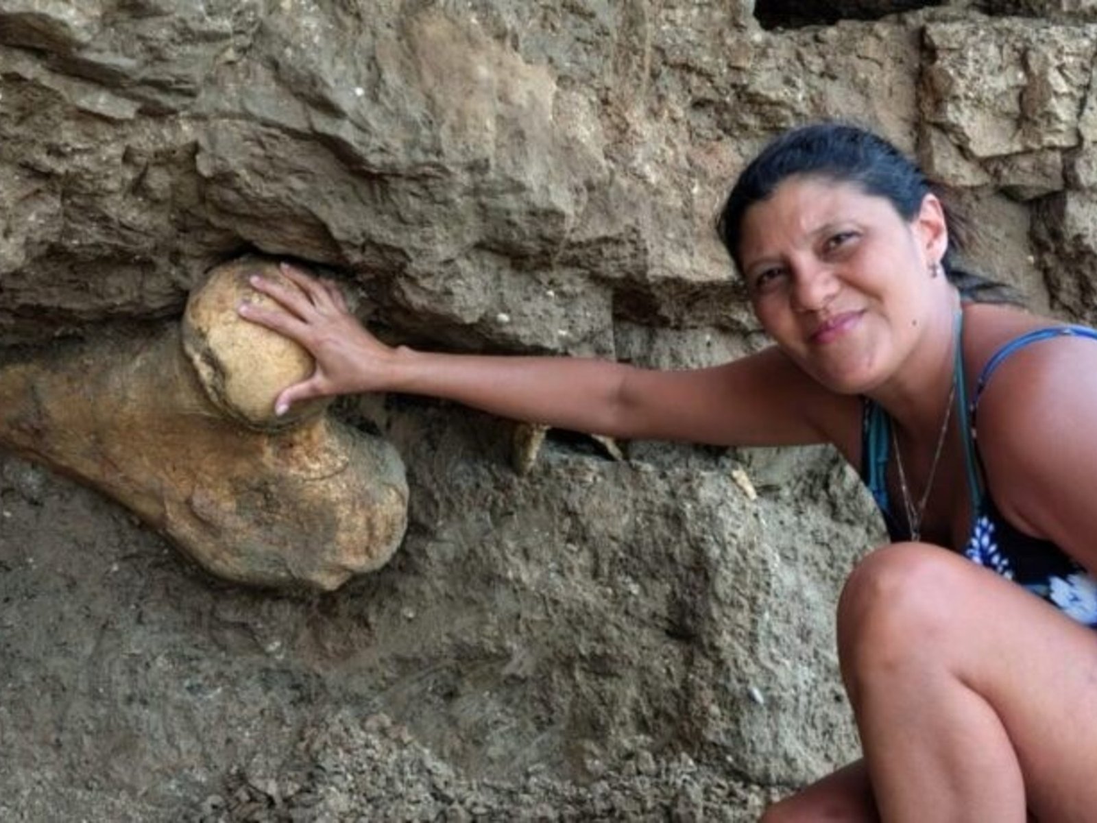 dos turistas que caminaban por la playa encontraron los restos de un gigante prehistórico