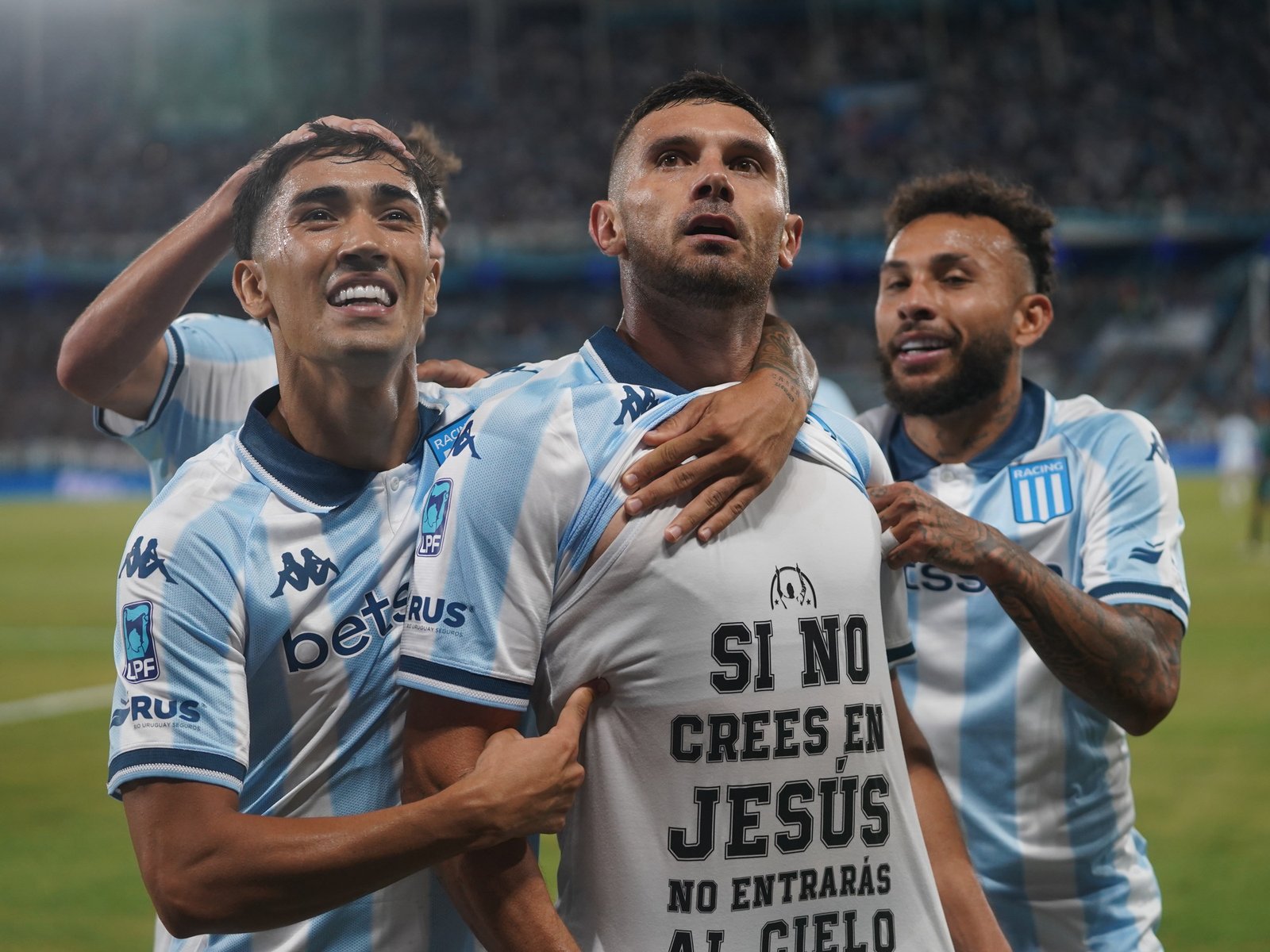 el 9 volvió de su lesión en tiempo récord y metió un doblete para la victoria de Racing