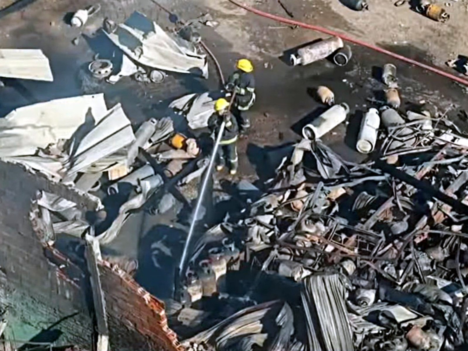 el depósito de garrafas no tenía habilitación y creen que el incendio empezó por la falla de una pava eléctrica