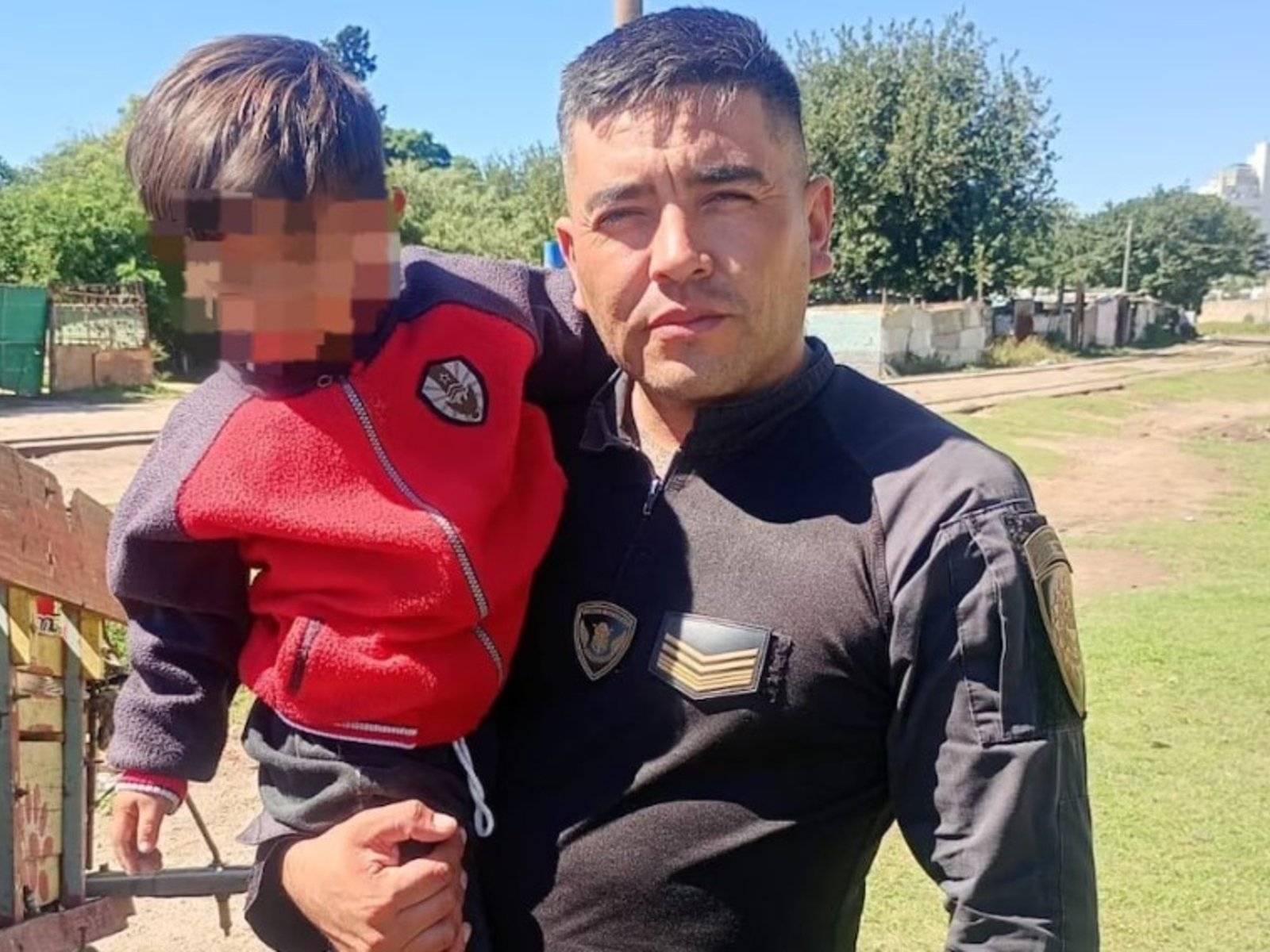 el emotivo relato del policía que rescató a un nene a punto de ser atropellado por un tren