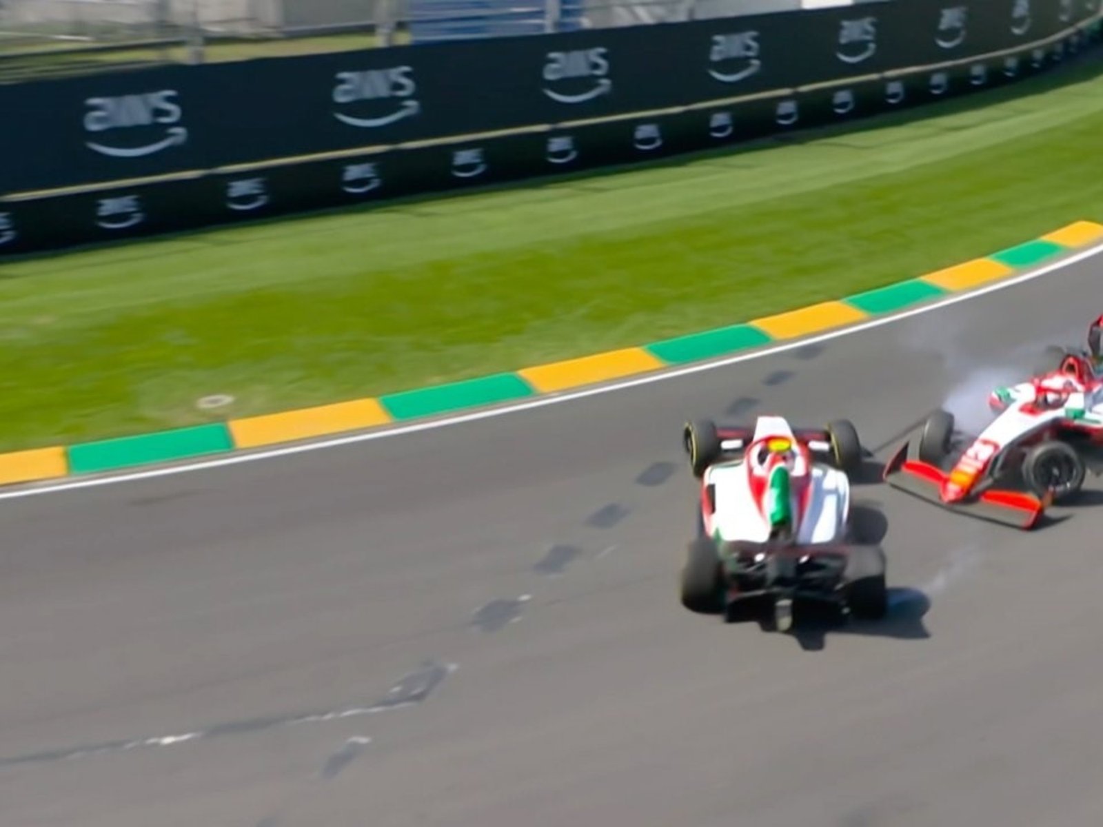 el increíble choque entre compañeros de equipo que terminó con la Sprint Race y condenó el debut de Colnaghi