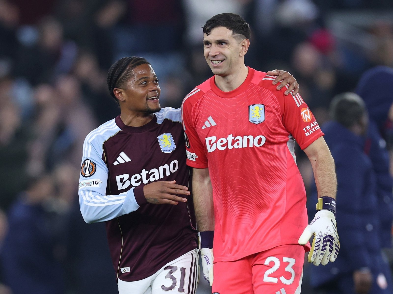 el saque magistral para salir de contra y poner a correr a los delanteros