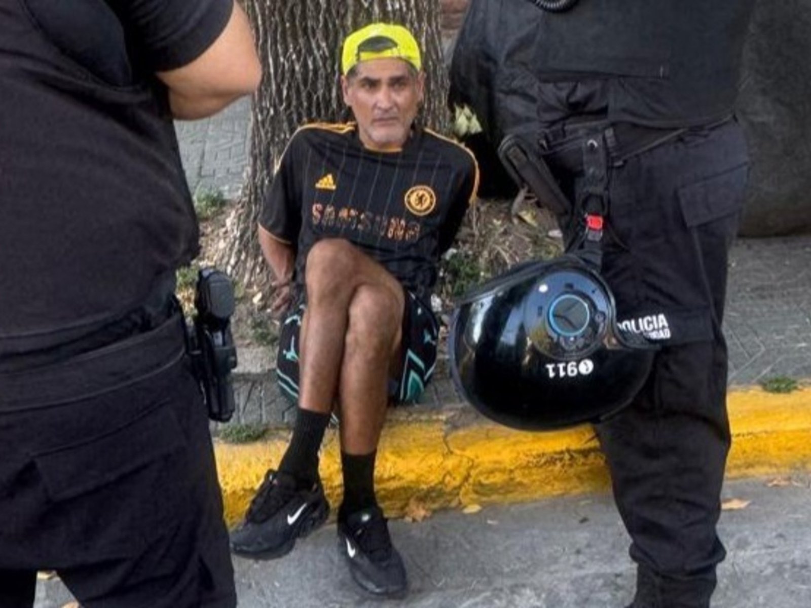 forzaron una reja, entraron a su casa a robar y lo torturaron hasta matarlo