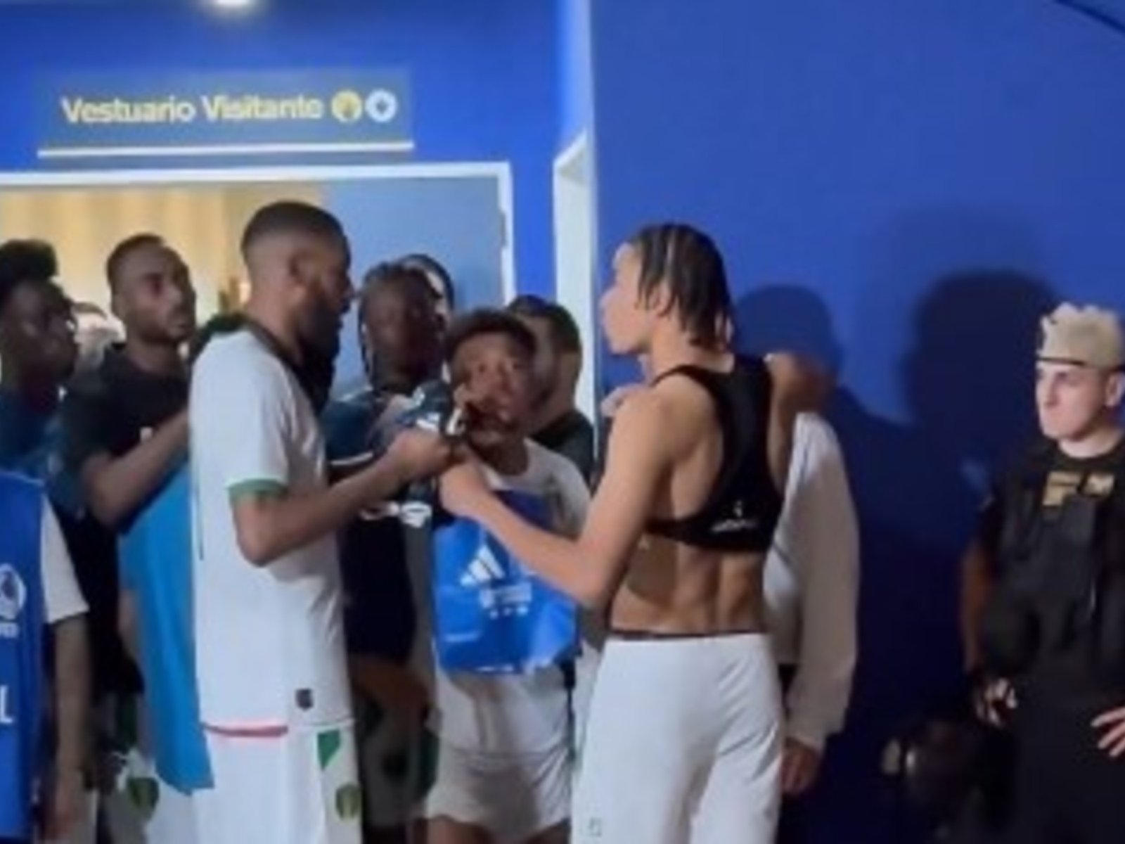 foto grupal, bailes y pelea en camarines por las camisetas de Messi y De Paul