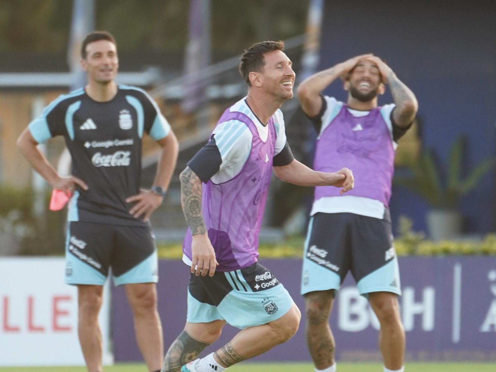 las pecheras que repartió Scaloni y dos campeones del mundo en duda para enfrentar a Mauritania