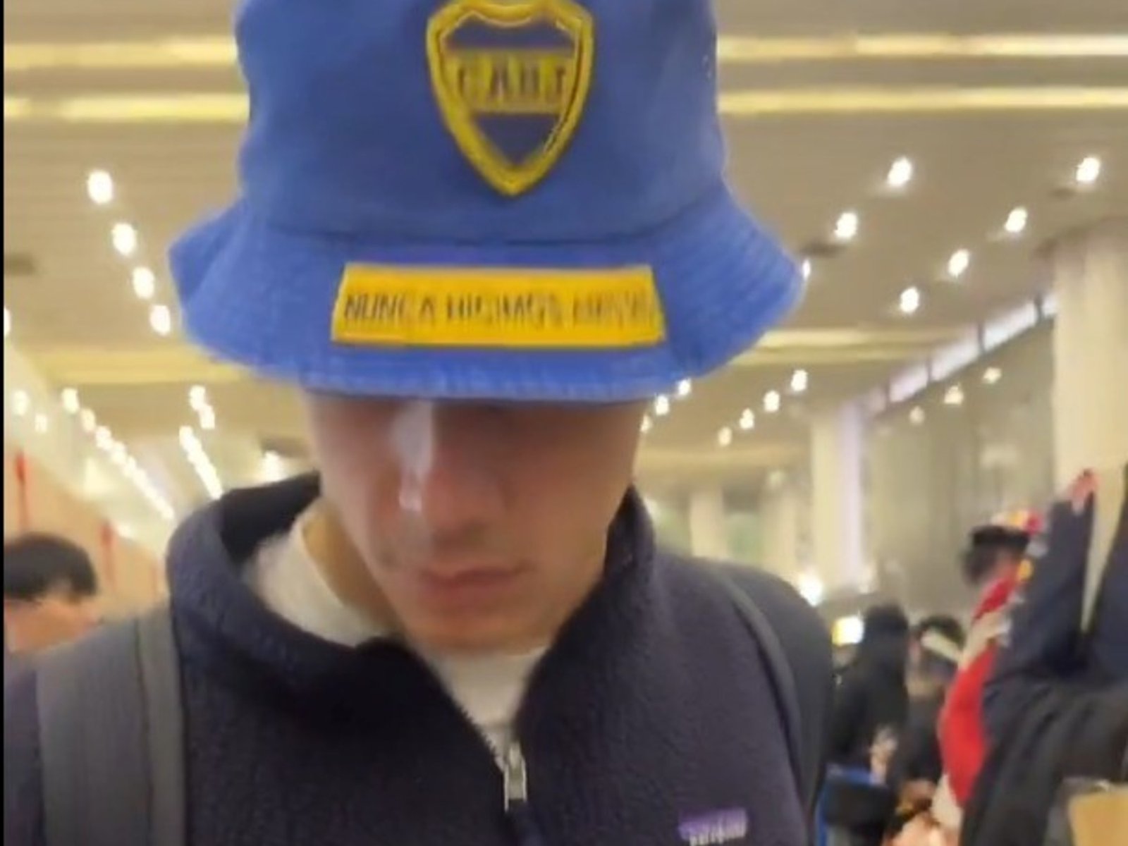 llegó con otro guiño a Boca y recibió una lluvia de regalos de los fanáticos