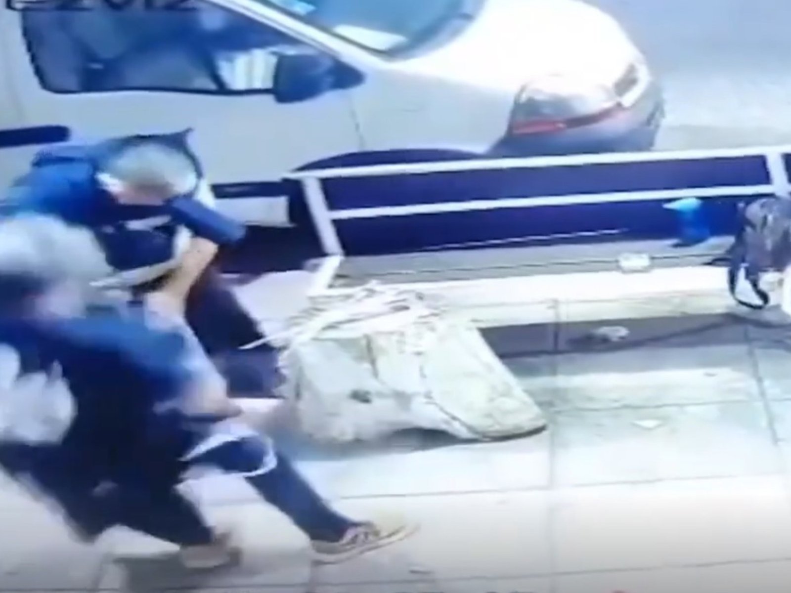 llevaba un arma en una bolsa, disparó por accidente e hirió a un vendedor de flores en plena calle